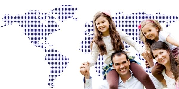 inglês em família mostrando casal com duas filhas sorrindo com mapa mundi estilizado ao fundo